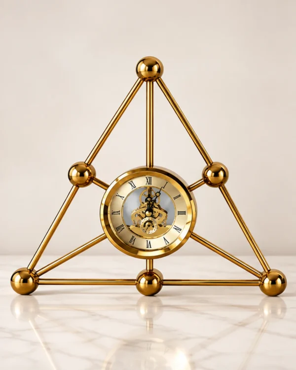 Geometrik Üçgen Tasarımlı Gold Metal Dekoratif Masa Saati 35 x 35 cm